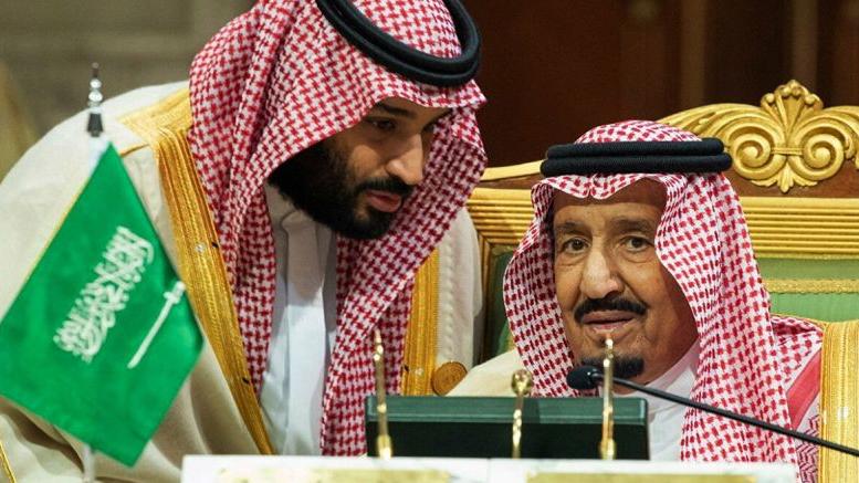 الملك سلمان مع ولي العهد الأمير محمد بن سلمان مهندس رؤية 2030