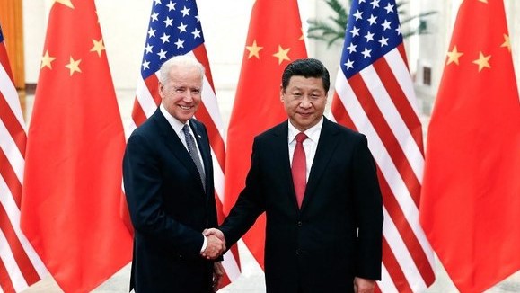 صورة من الأرشيف تجمع الرئيس الصيني شي جين بينغ بالرئيس الأميركي جو بايدن حين كان بعد نائبًا للرئيس الأميركي في 4 ديسمبر 2013