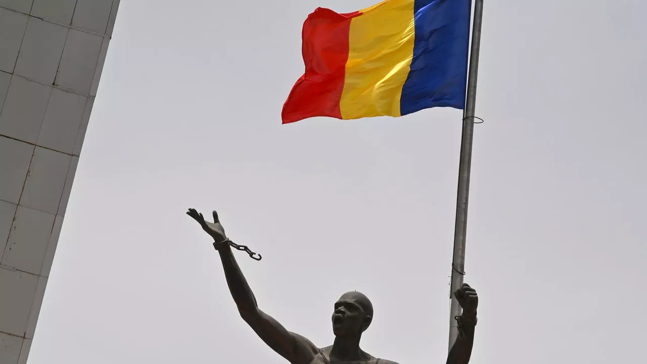 صورة التُقطت في نجامينا في 23 أبريل 2021 يظهر فيها علم تشاد على تمثال في ساحة الأمة أثناء مراسم تشييه الرئيس إدريس ديبي إتنو ايسوف سانوغو