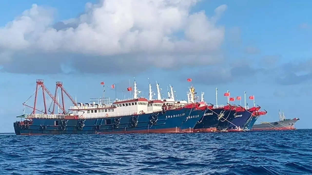 صورة وزعتها السلطات الفيليبينية لسفن صينية بالقرب من شعاب ويتسون في مارس 2021