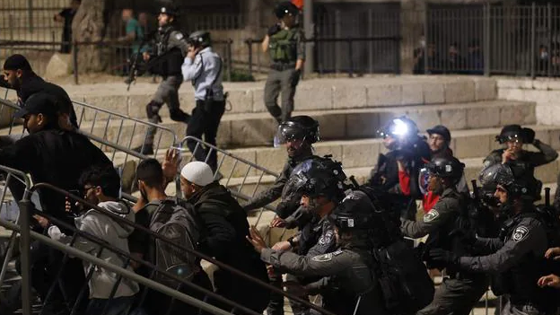 سمحت الشرطة للمتظاهرين الفلسطينيين بإزالة الحواجز المعدنية