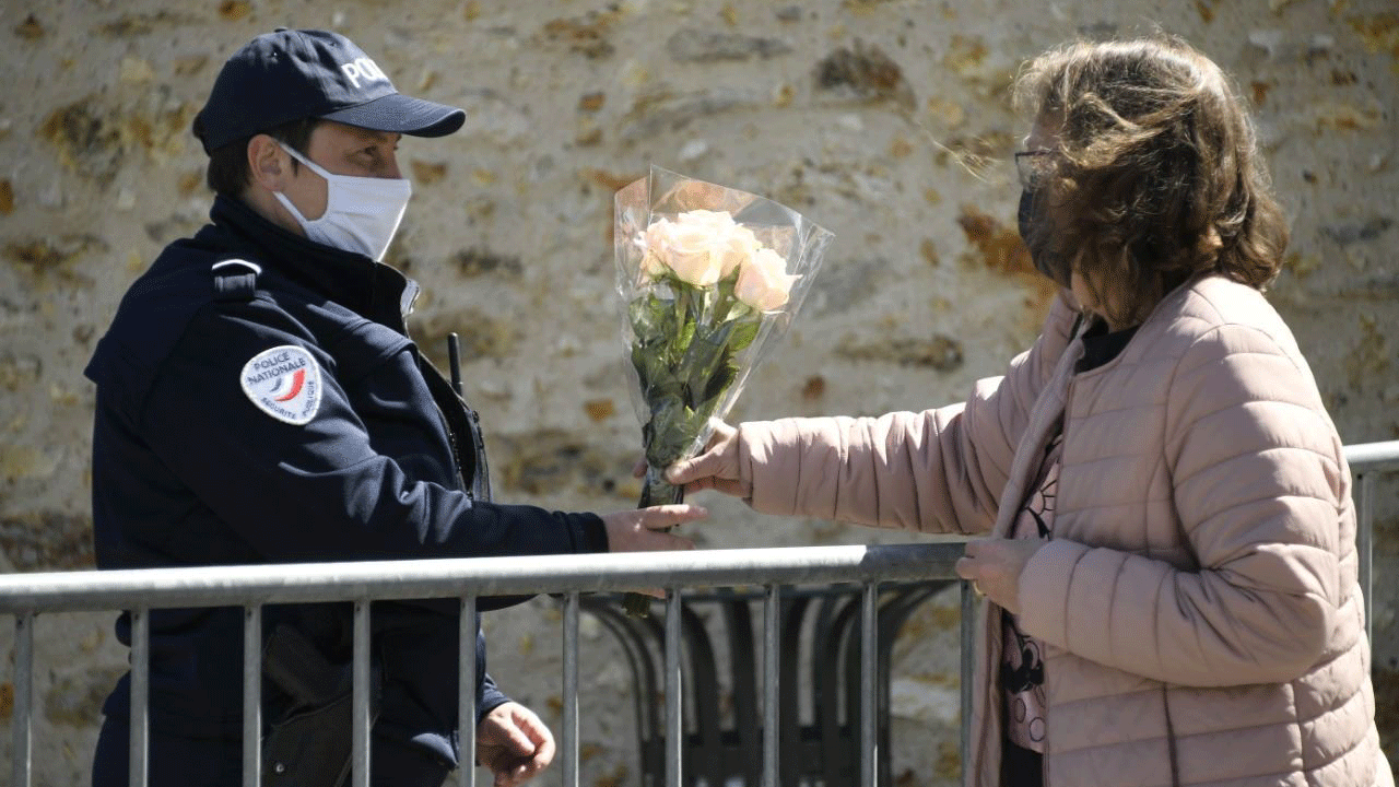 باقة زهور لوضعها عند مركز الشرطة في رامبوييه جنوب غرب باريس، حيث حصلت عملية الطعن، 25 نيسان/أبريل 2021