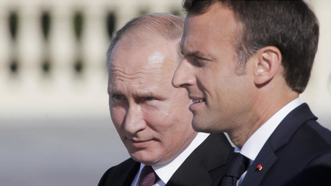 الرئيس الفرنسي إيمانويل ماكرون برفقة الرئيس الروسي فلاديمير بوتين