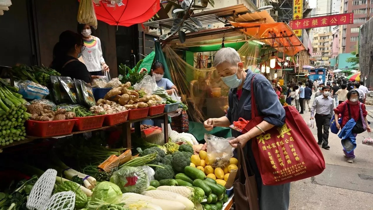امرأة تشتري خضراوات في سوء في هونغ كونغ في 28 أبريل