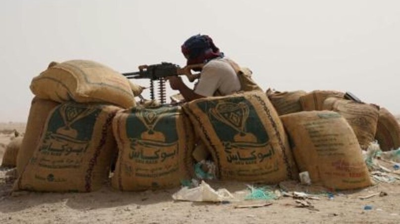 مقاتل من القوات الحكومية اليمنية على متراس في محافظة مأرب في اليمن في 16 أبريل 2021