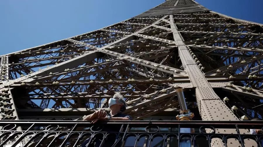 احد زوار برج ايفل يضع كمامات ويتأمل منظر باريس في 25 حزيران/يونيو 2020