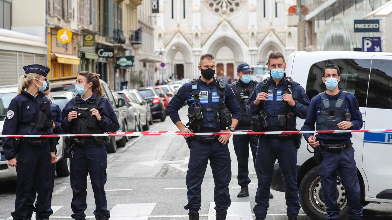عناصر الشرطة تمنع المارة من الوصول إلى كنيسة نوتردام دي لا أسومبشن في نيس في 29 أكتوبر/تشرين الأول 2020 بعد أن قتل رجل يحمل سكينا ثلاثة أشخاص داخل الكنيسة وخارجها