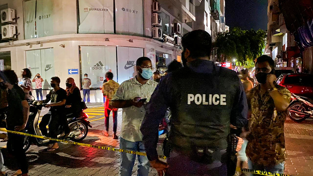 شرطة المالديف تطوق مكان انفجار عبوة ناسفة في ماليه في 6 أيار/مايو 2021
