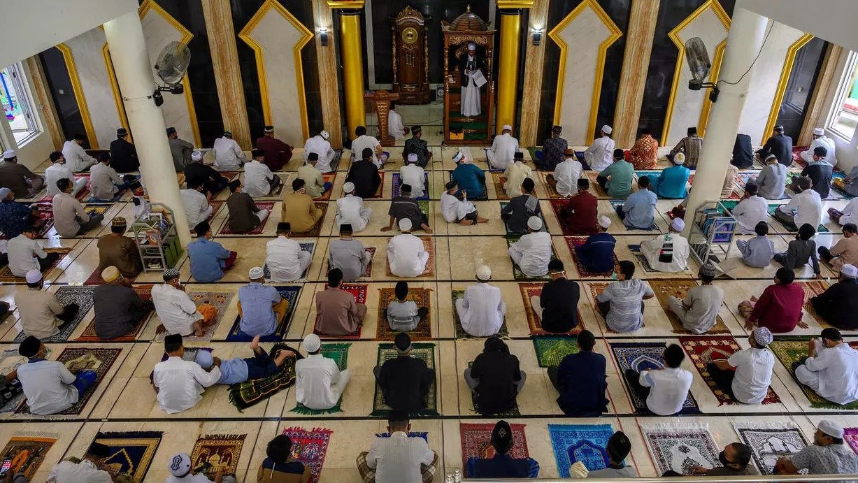 صورة من الأرشيف لمصلين في أحد مساجد إندونيسيا