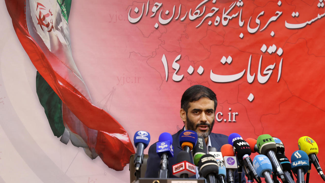 العميد سعيد محمد خلال مؤتمر صحافي في طهران في الثامن من أيار/مايو 2021 للحديث عن ترشحه للانتخابات الرئاسية في إيران