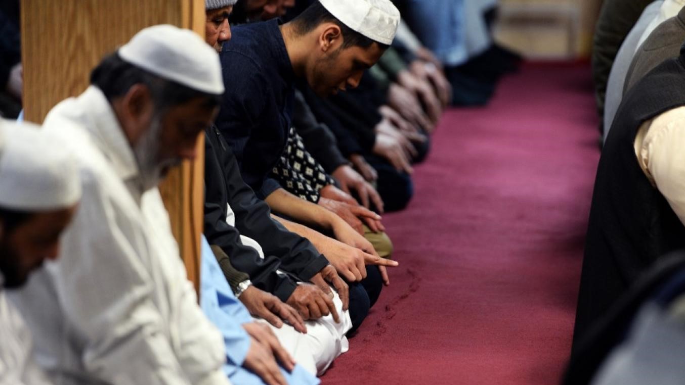 مسلمون يؤدون الصلاة في صورة من الأرشيف