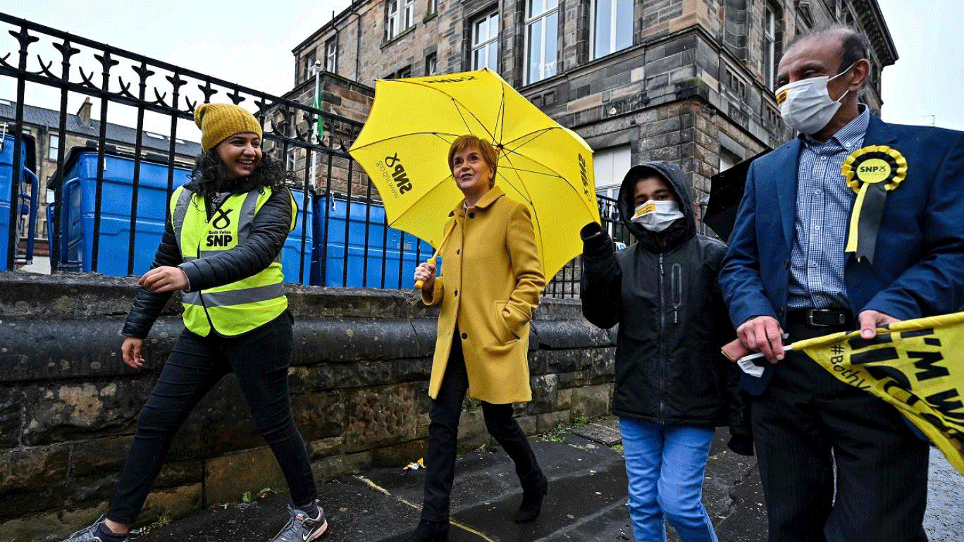 نجحت ستورجون في طمأنة الاسكتلنديين أثناء الوباء, وأعيد انتخابها بسهولة في دائرتها الانتخابية في دائرة غلاسكو ساوثسايد