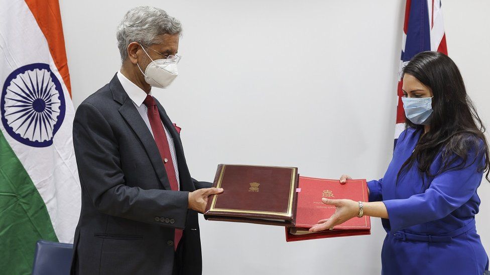 وزيرة الداخلية تتبادل مذكرات الاتفاق مع وزير الخارجية الهندي 