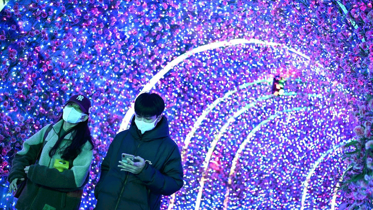 شخصان يمشيان في أحد مراكز التسوق في بكين في 21 كانون الأول/ديسمبر 2020