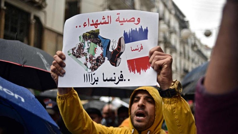 جزائري لافتة مناهضة لفرنسا