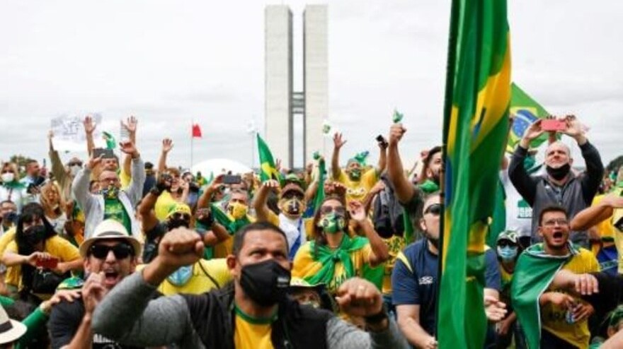  متظاهرون مؤيدون للرئيس البرازيلي جايير بولسونارو في برازيليا في الأول من مايو 2021
