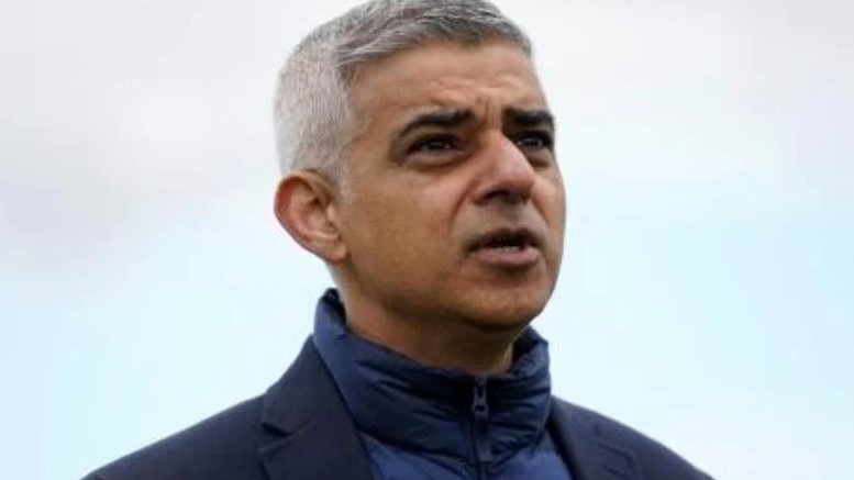  رئيس بلدية لندن المنتهية ولايته صادق خان خلال حملته الانتخابية في 9 ابريل 2021