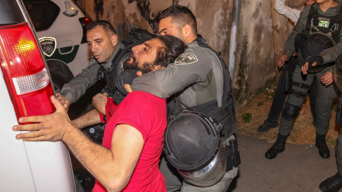 الشرطة الاسرائيلية تقيد شابا فلسطينيا
