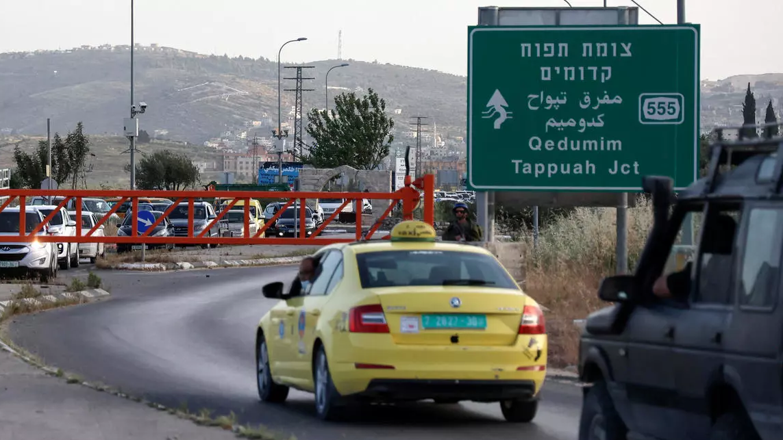 طابور عربات في مدخل نابلس بعد إغلاق الجيش الإسرائيلي الطريق الرئيسي عقب إطلاق النار 