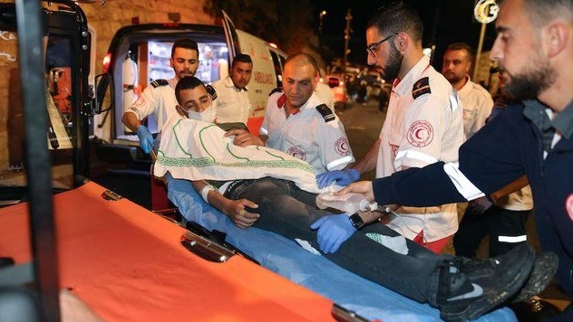 نقل أحد الجرحى الفلسطينيين أصيب في المواجهات