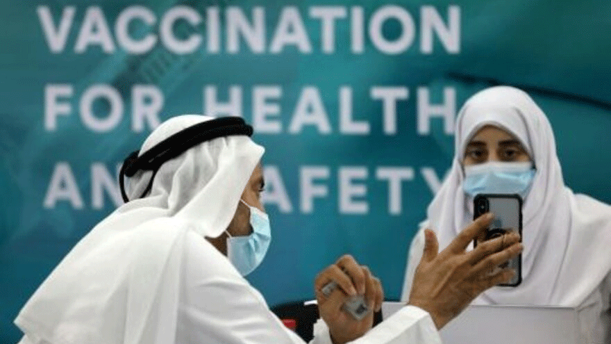  رجل يسجل بياناته قبل تلقي اللقاح المضاد لفيروس كورونا المستجد في مركز للتطعيم في دبي في 3 شباط/فبراير 2021