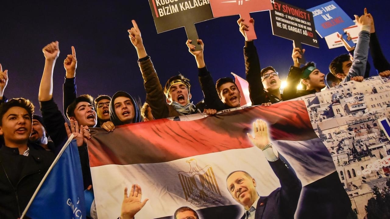 متظاهرون في اسطنبول يرفعون لافتة تحمل صورتي الرئيس التركي رجب طيب اردوغان والرئيس المصري الأسبق محمد مرسي بتاريخ 6 كانون الأول/ديسمبر 2017