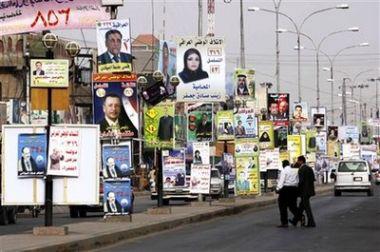 دعايات في احد شوارع بغداد لمرشحي انتخابات سابقة