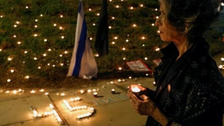  إضاءة شموع في تل أبيب إحياء لذكرى ضحايا حادث التدافع الضخم الذي وقع خلال حجّ يهودي في جبل ميرون (شمال) وأوقع 45 قتيلاً في الأول من أيار/مايو 2021