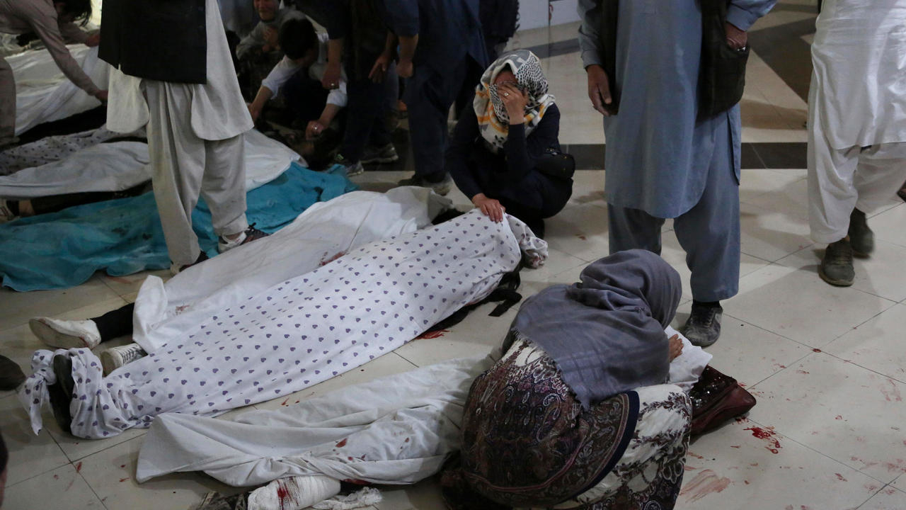 جثث لضحايا انفجار وقع قرب مدرسة في غرب كابول في مستشفى في 8 أيار/مايو 2021