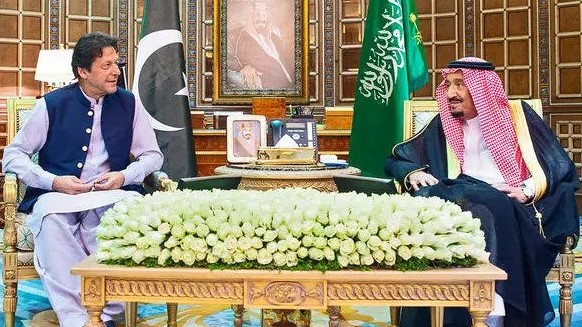 صورة وزّعها الديوان الملكي السعودي يظهر فيها الملك سلمان مستقبلاً رئيس الوزراء الباكستاني عمران خان في الرياض في 15 أكتوبر 2019