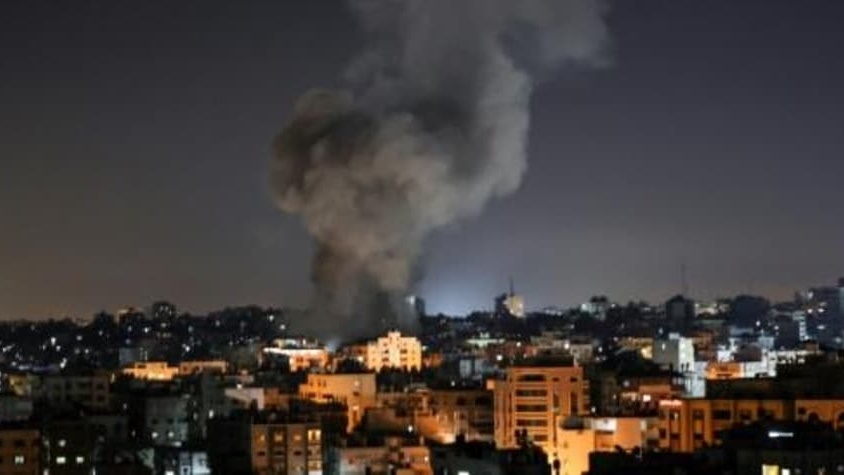 أعمدة الدخان تتصاعد من جراء القصف الاسرائيلي على غزة ليلا