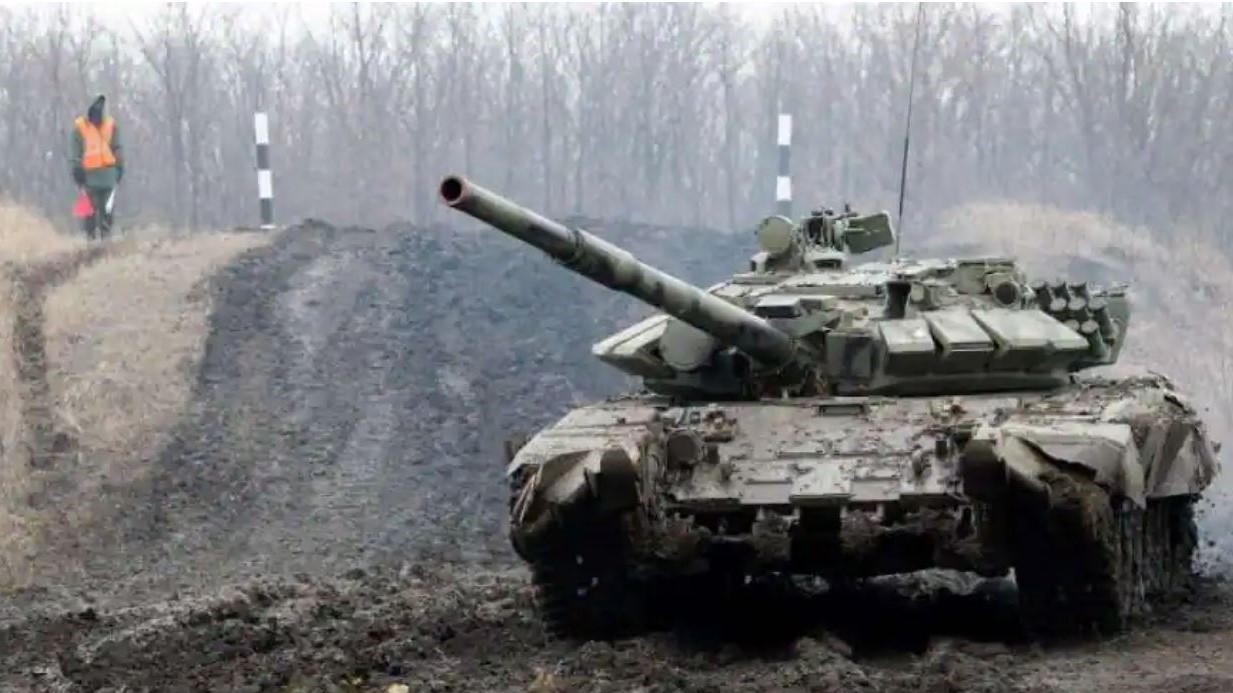 دبابة تابعة للانفصاليين المدعومين من روسيا في شرق أوكرانيا
