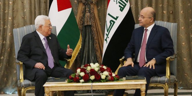الرئيسان العراقي برهم صالح والفلسطيني محمود عباس خلال لقاء سابق
