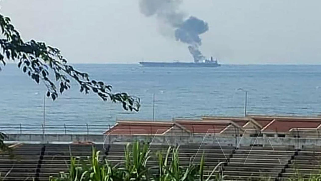 صورة موزعة لناقلة نفط يتصاعد منها الدخان قبالة ساحل بانياس السوري في 24 نيسان/أبريل 2021