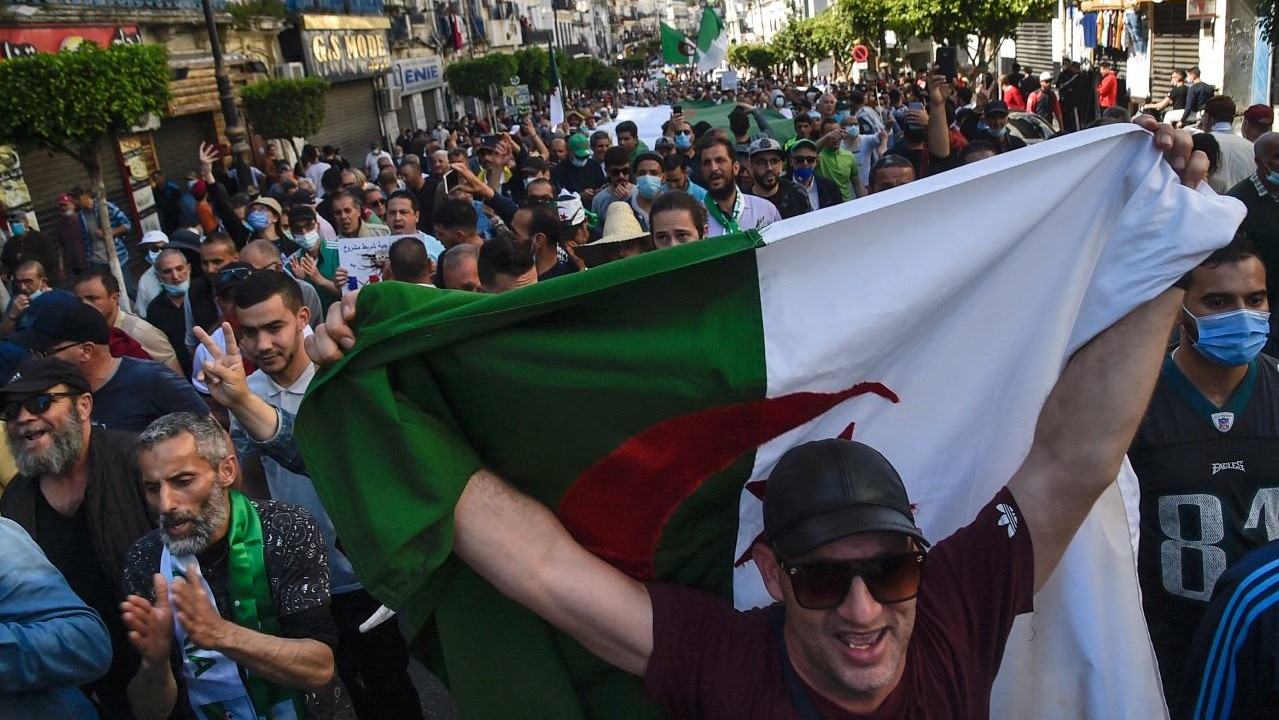 جزائريون خلال تظاهرة مناهضة للحكومة في العاصمة الجزائر في 7 مايو 2021