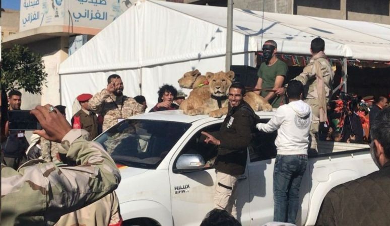 عصابة الاخوة الكاني الليبية خلال احد استعراضاتهم مع اسودهم 