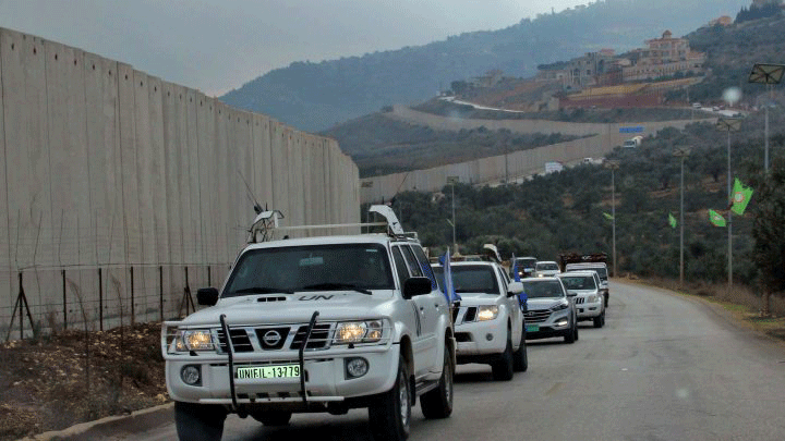 سيارات تابعة لقوات اليونيفيل المتمركزة في الجنوب اللبناني على الحدود مع إسرائيل