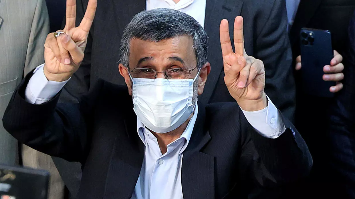 الرئيس الإيراني السابق محمود أحمدي نجاد يرفع شارة النصر على هامش تقدمه بطلب ترشيح للانتخابات الرئاسية المقبلة