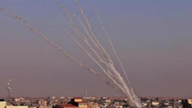 صواريخ أطلقتها الفصائل الفلسطينية منم قطاع غزة باتجاه الداخل الإسرائيلي