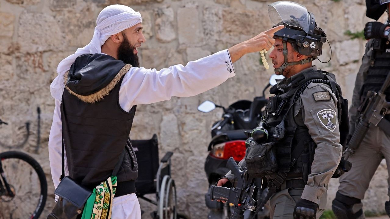 متظاهر فلسطيني يتجادل مع عنصر من قوات الأمن الإسرائيلية في البلدة القديمة بالقدس الإثنين