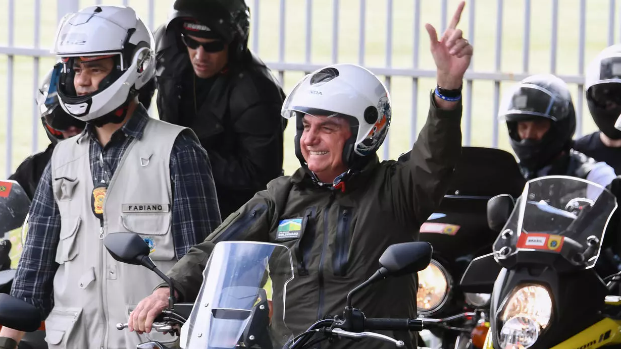 الرئيس البرازيلي جاير بولسونارو في تظاهرة على دراجة نارية 
