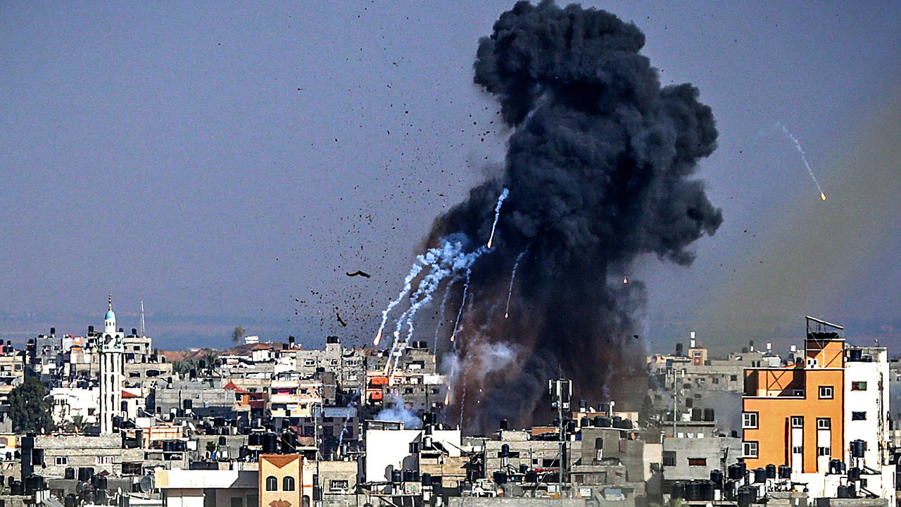 دخان يتصاعد من قطاع غزة بعد قصف إسرائيلي في 11 أيار/مايو 2021