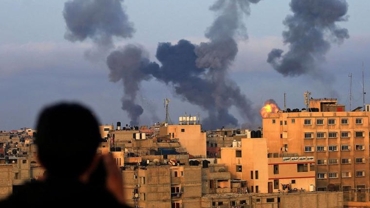 دخان يتصاعد من جراء القصف الاسرائيلي لغزة