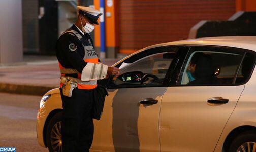 شرطي مغربي يراقب وثائق الترخيص بتنقل الاشخاص