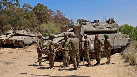 إسرائيل تحشد قوات برية على حدود غزة تحضيرًا لعملية برية