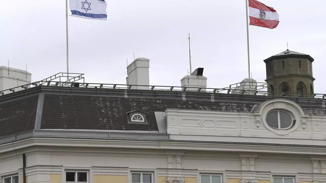 العلم الاسرائيي مرفوعًا فوق مبان النمساوية رسمية تعبيرًا من فيينا عن تضامنها مع تل أبيب