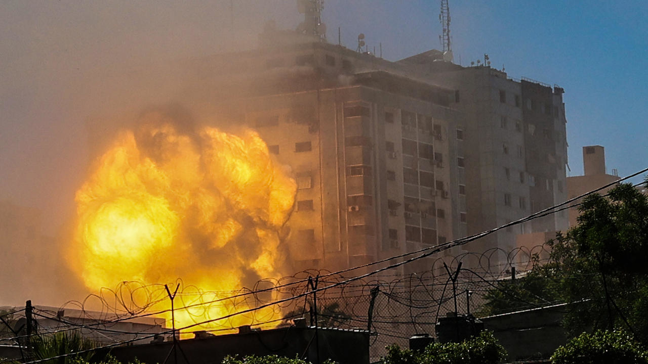 صورة للحظة استهداف الجيش الإسرائيلي المبنى الذي يحوي مكاتب وسائل إعلام عالمية وتدميره في 15 أيار/مايو 2021 في قطاع غزة