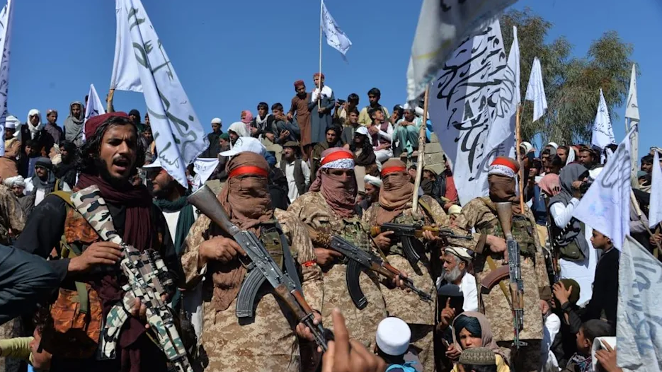 يطوق مقاتلو طالبان مراكز حضرية أفغانية رئيسية بشكل متزايد