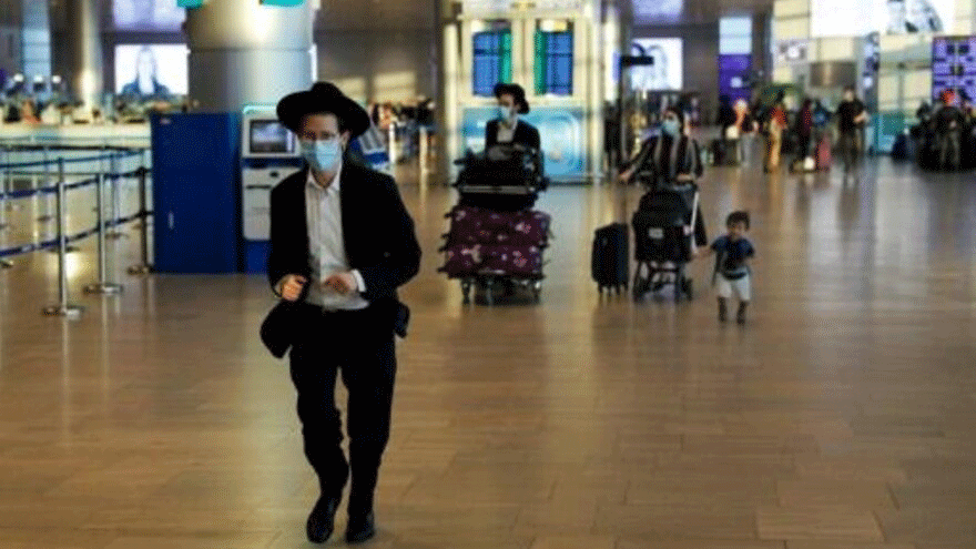  مسافرون يضعون كمامات واقية من فيروس كورونا في مطار بن غوريون قرب تل أبيب في 24 أيلول/سبتمبر 2020