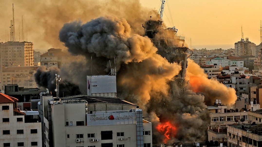 انهيارا مبان سكنية بفعل القصف الإسرائيلي على قطاع غزة